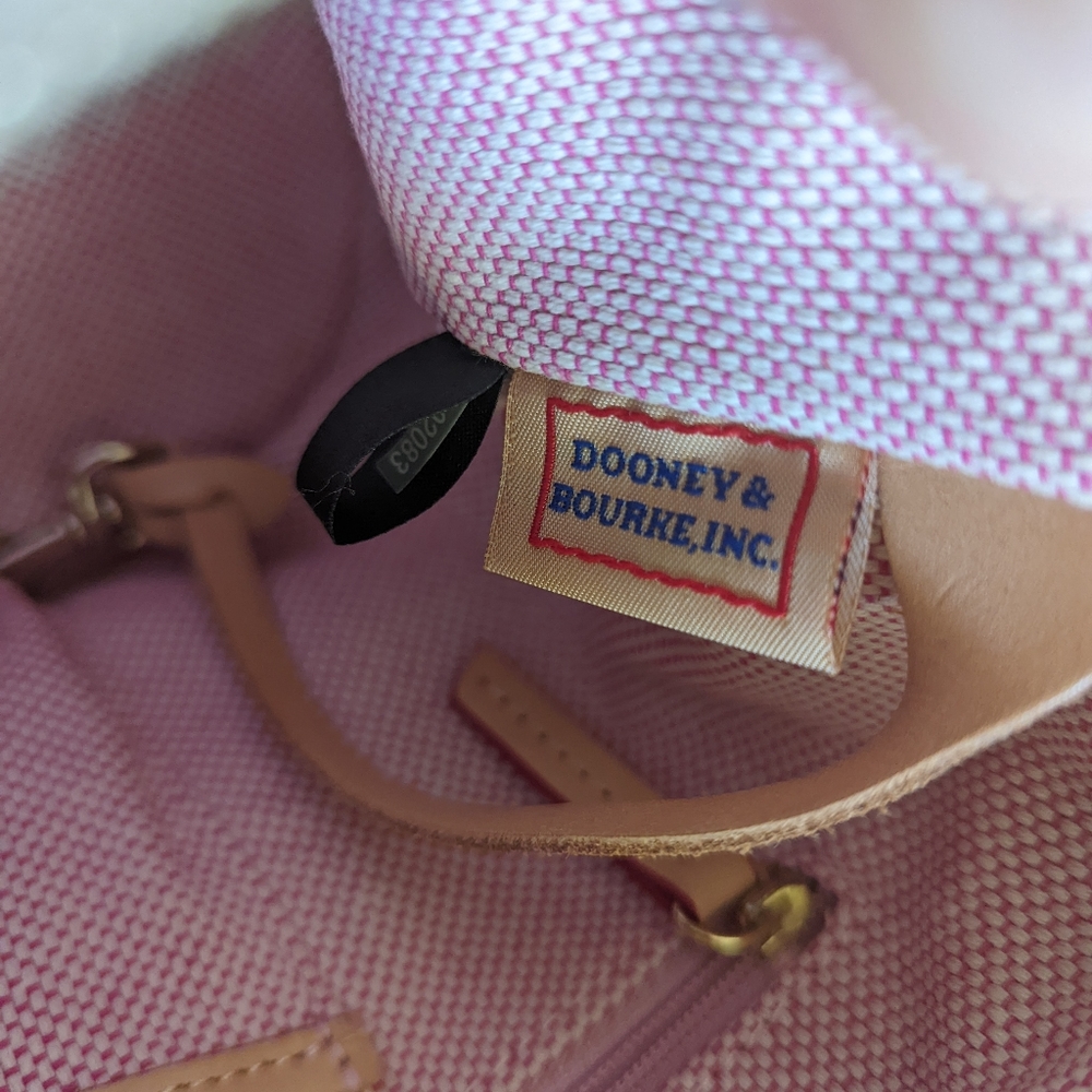 Dooney and Bourke heart purse - Picture 3 of 7